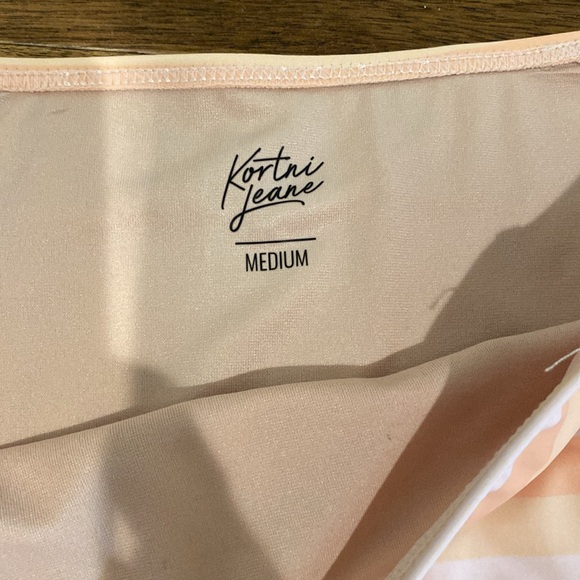 NWOT. Kortni Jeane Ruffle bottom - Picture 2 of 2